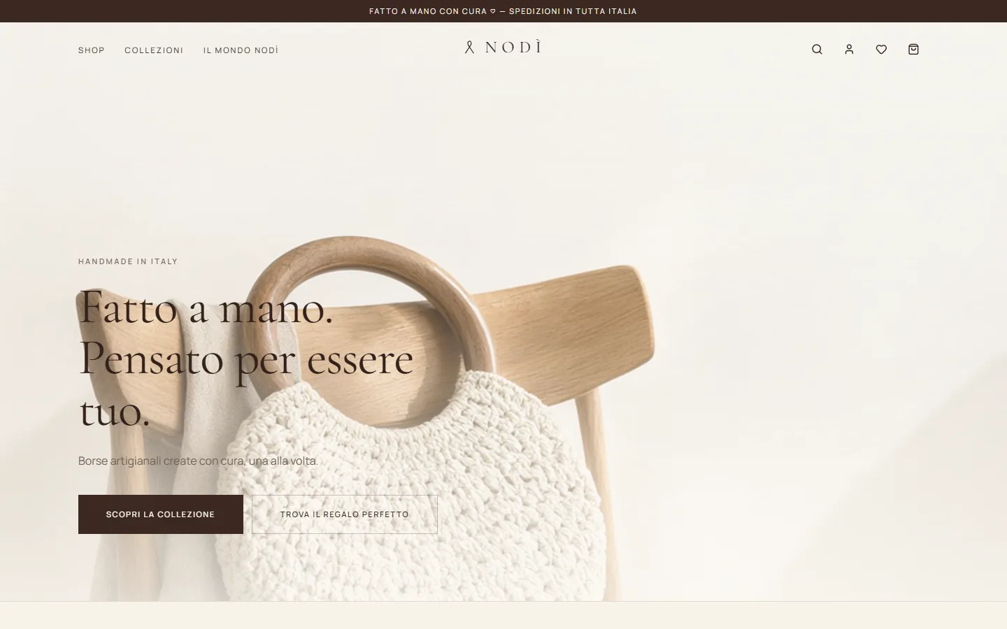 Home page dell'e-commerce Nodì: borsa all'uncinetto avorio su una sedia in legno e il titolo «Fatto a mano. Pensato per essere tuo.»